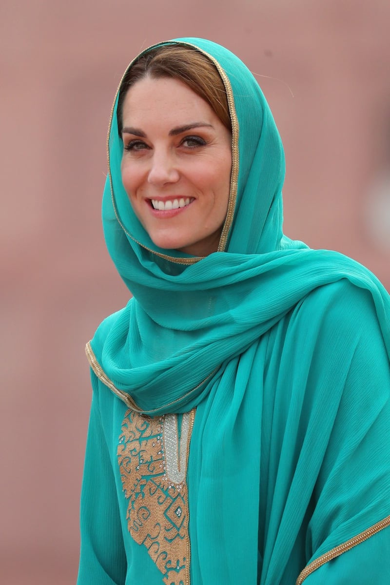 Kate Middleton con il velo, durante la sua visita in Pakistan 3