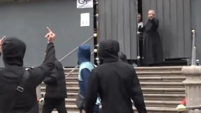 “Mica ho tirato un pugno”. Chi è il prete che ha mostrato il dito medio negli scontri a Milano
