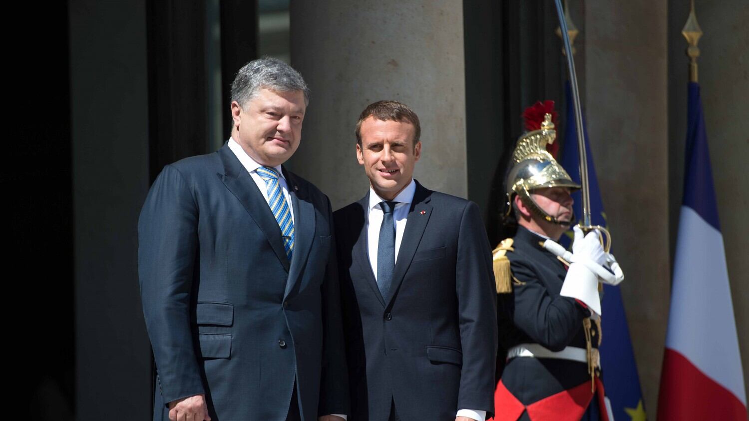 Macron sfida Putin: "Non riconosciamo l'annessione della Crimea"