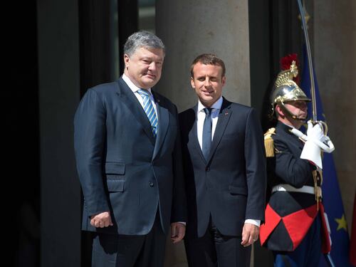Macron sfida Putin: "Non riconosciamo l'annessione della Crimea"