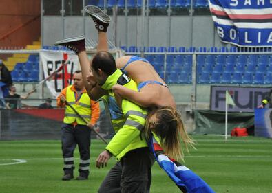 Ragazza fa un'invasione di campo in bikini 8