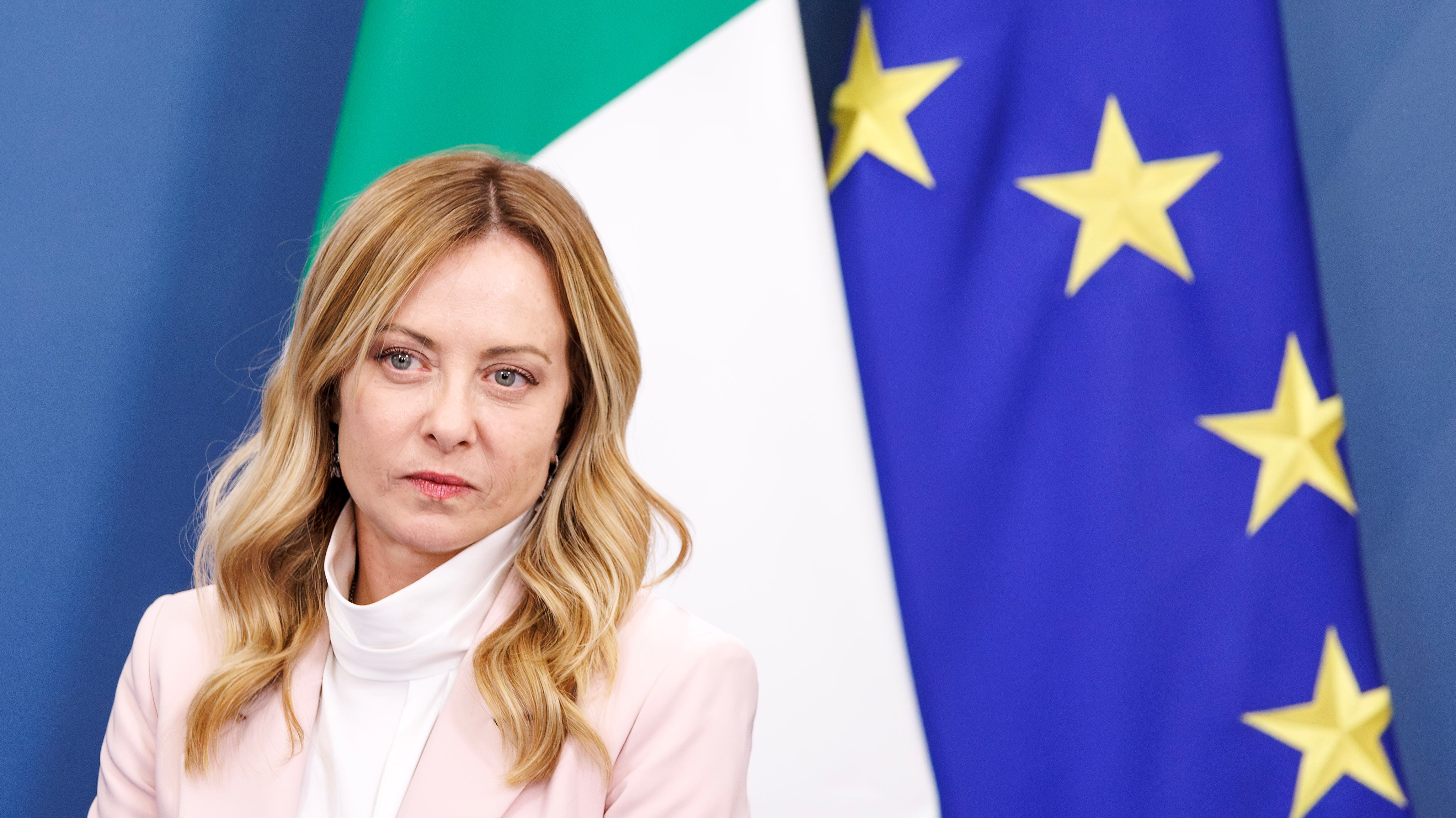 La lezione di Meloni agli editori: "Patente antifascista? Censura". Ma loro: "Nessun passo indietro"