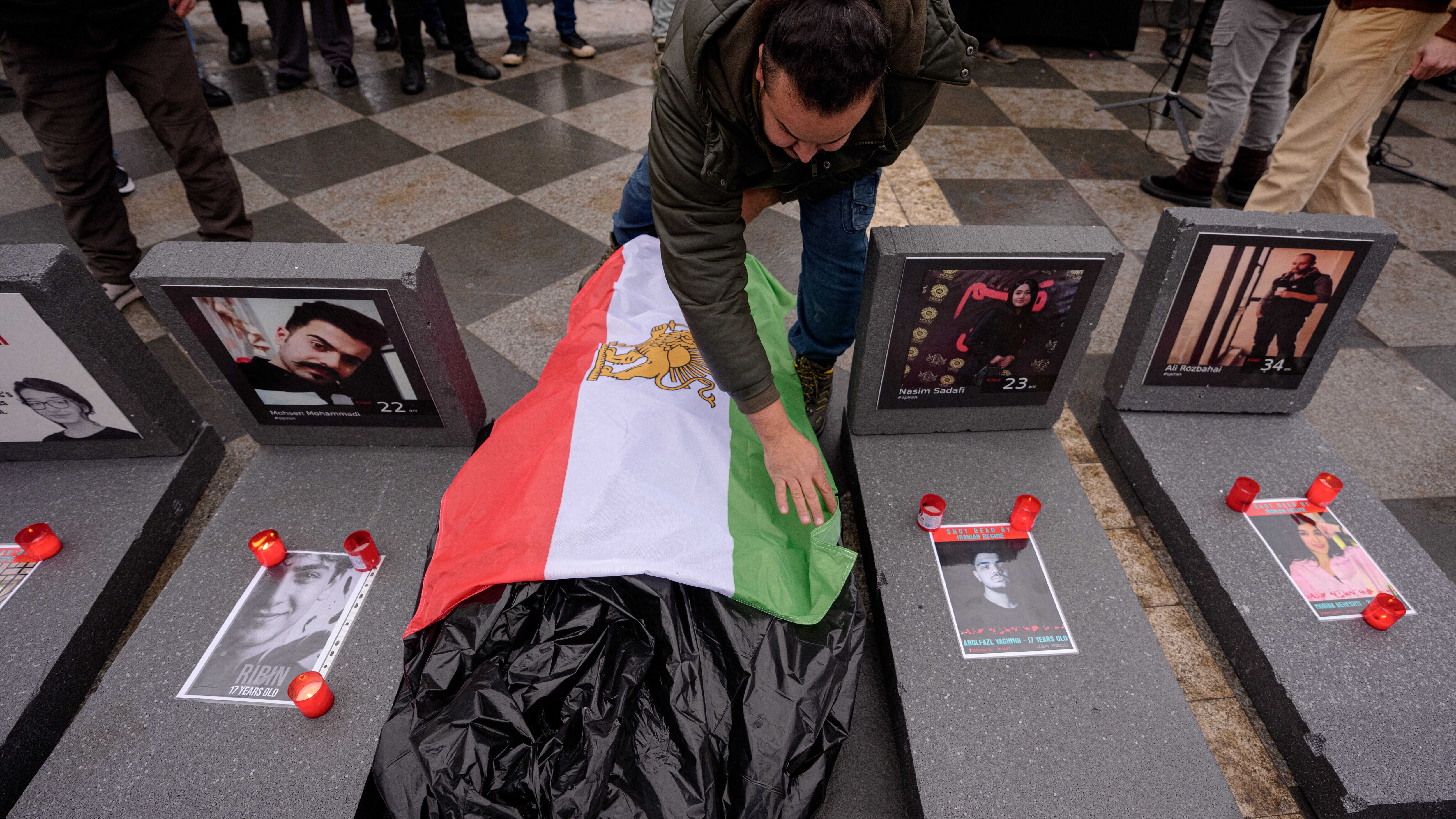 “Quasi 3mila persone uccise nelle proteste”: l’Iran pubblica l’elenco delle vittime