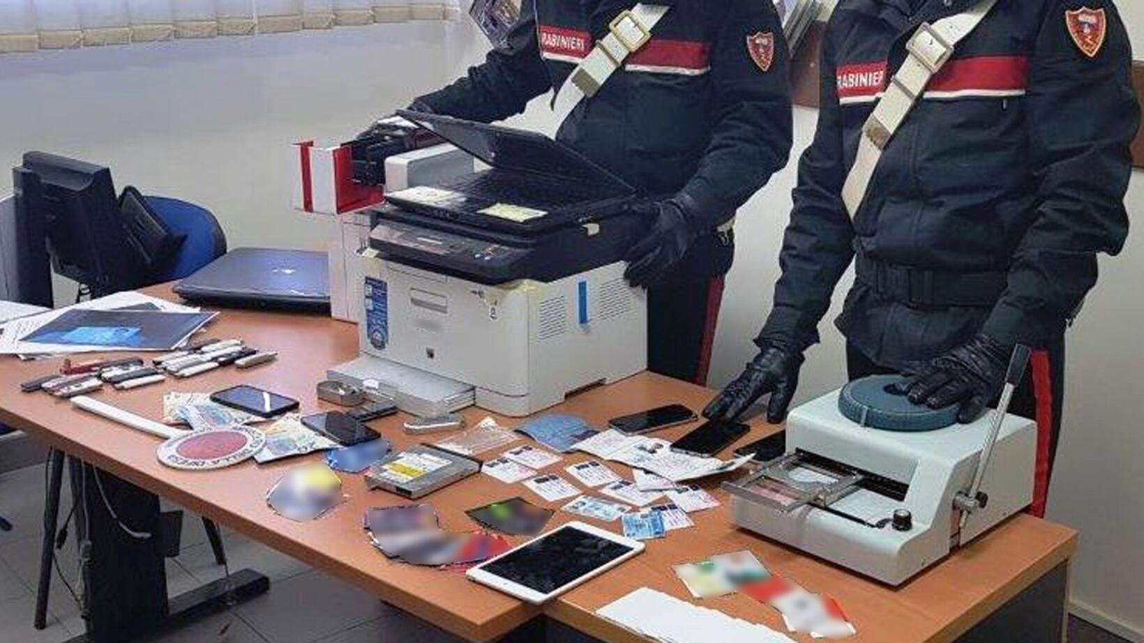Scoperta la centrale delle carte di credito false