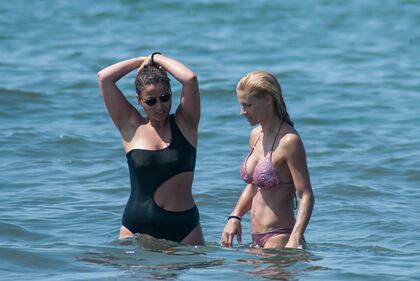 Michelle Hunziker, sexy in spiaggia con le figlie 13