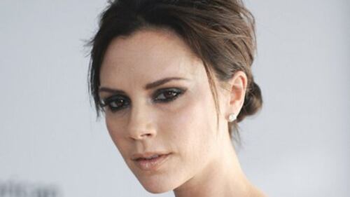 Victoria Beckham a Singapore lotta contro l'umidità che le arriccia i capelli 10