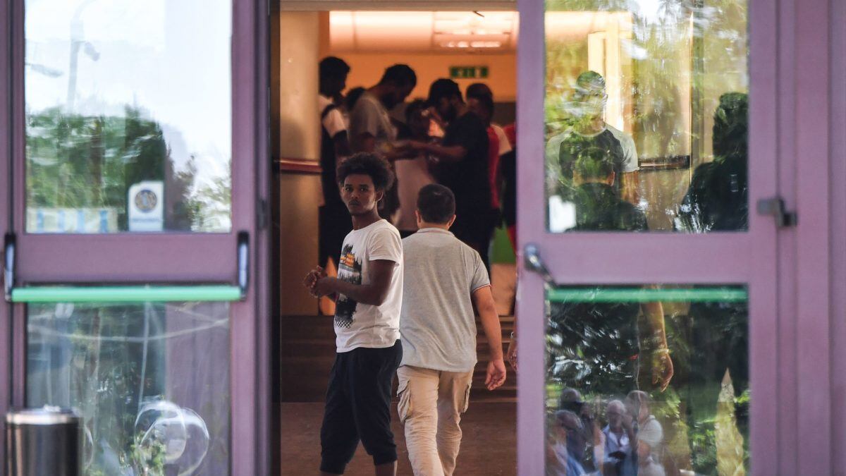 Prato, straniero non vuole aspettare per il rimpatrio: morde un agente