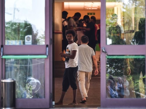 Prato, straniero non vuole aspettare per il rimpatrio: morde un agente