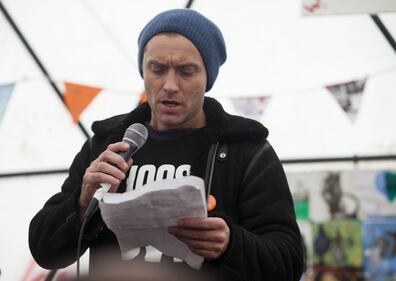 Migranti, Jude Law visita campo profughi a Calais 1