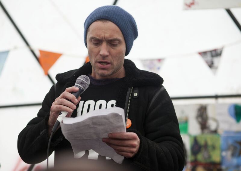Migranti, Jude Law visita campo profughi a Calais 1