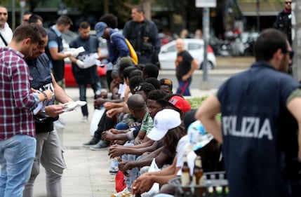 Migranti, nuovo blitz della polizia in stazione Centrale 16
