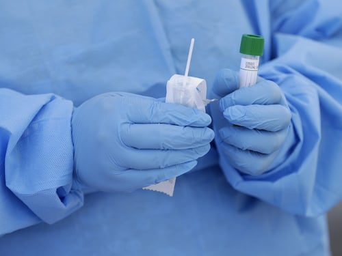 Meno di un positivo ogni 100 tamponi. I nuovi casi continuano a calare: +665