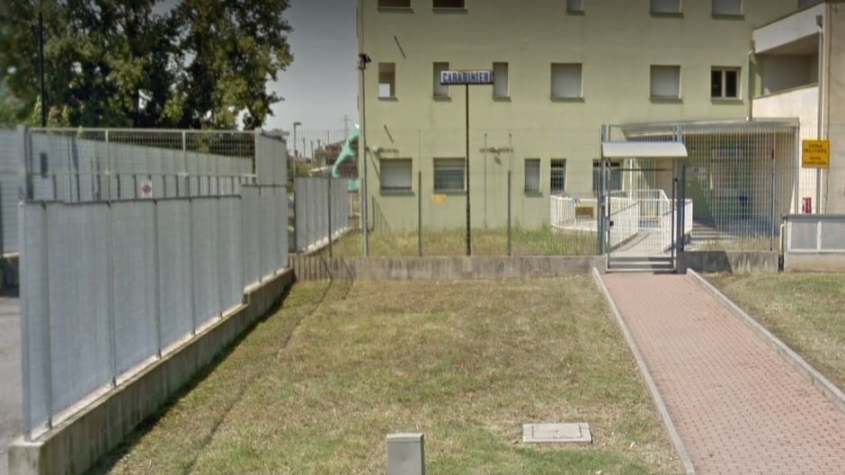 Ciclista rischia di investire figlio: clandestino gli spezza la gamba