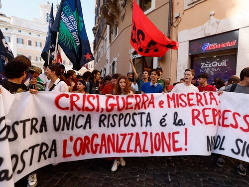 "Con Maduro contro il fascismo". E gli antagonisti rossi volano a Caracas