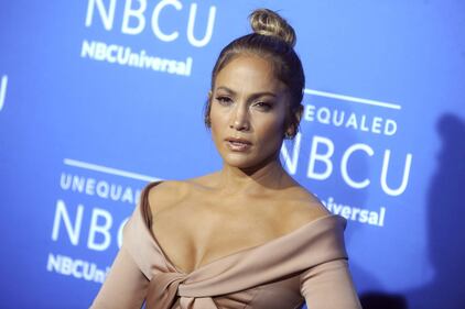 Jennifer Lopez hot in rosa carne 1