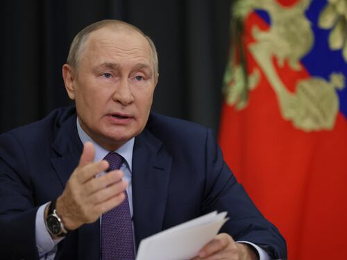 "Mai così debole in vent'anni: ora anche i suoi mollano Putin"