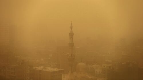 Una tempesta di sabbia oscura il cielo del Cairo 9