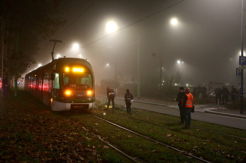A Milano un pedone è stato investito da un tram mentre stava attraversando le rotaie 2