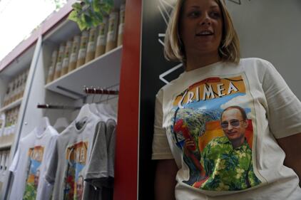 Putin conquistatore della Crimea: le t-shirt vanno a ruba 7