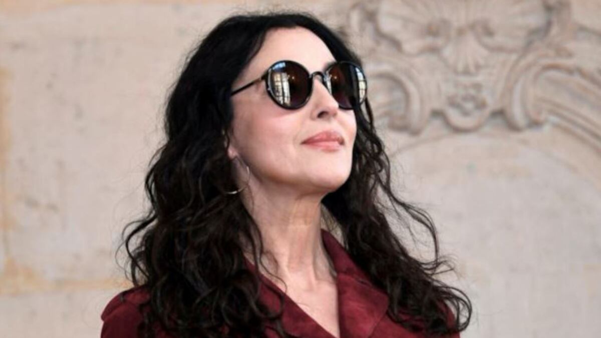 Monica Bellucci: conquista tutti con il suo look alla “Parigi Fashion Week”