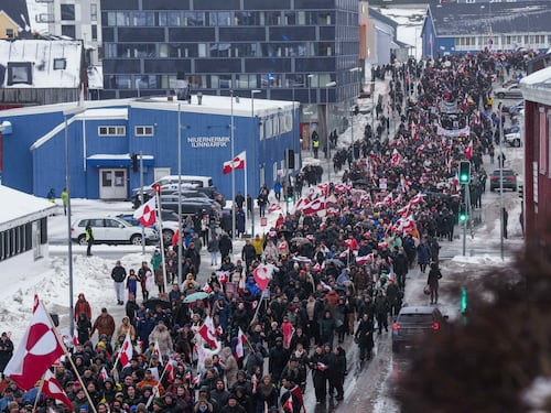 Oggi vertice d'emergenza degli ambasciatori Ue. Migliaia in piazza a Nuuk
