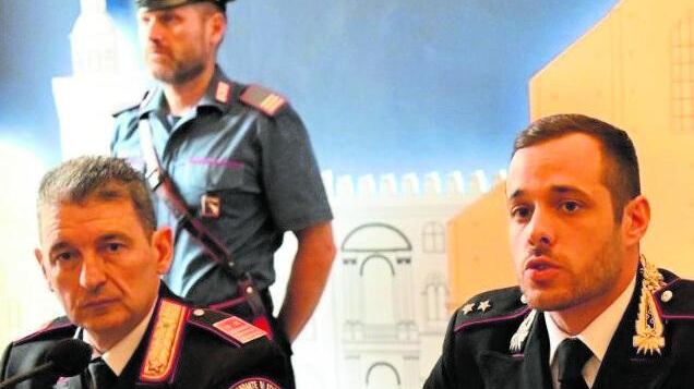 Stuprata per ore da tre ragazzi, per salvarsi si getta dalla finestra