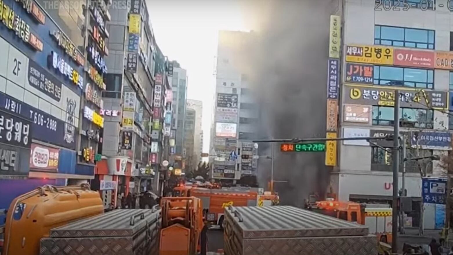 Paura in Corea del Sud, brucia un palazzo a Seongnam: panico in strada