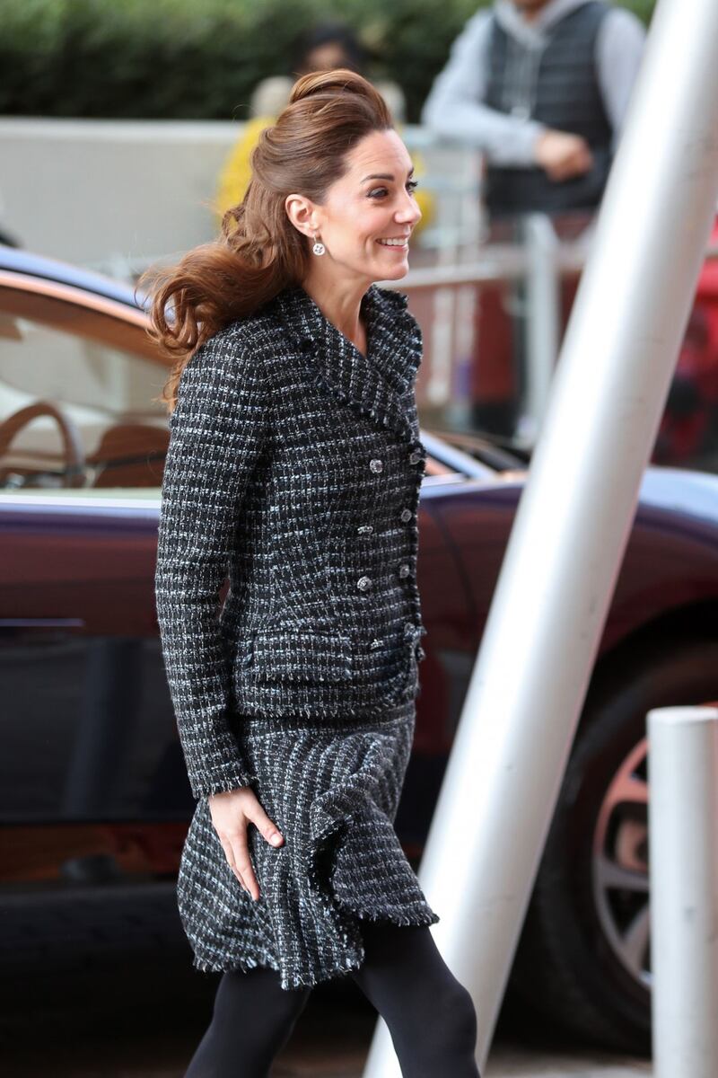 Kate Middleton all'ospedale pediatrico, ma la gonna la mette in imbarazzo 9