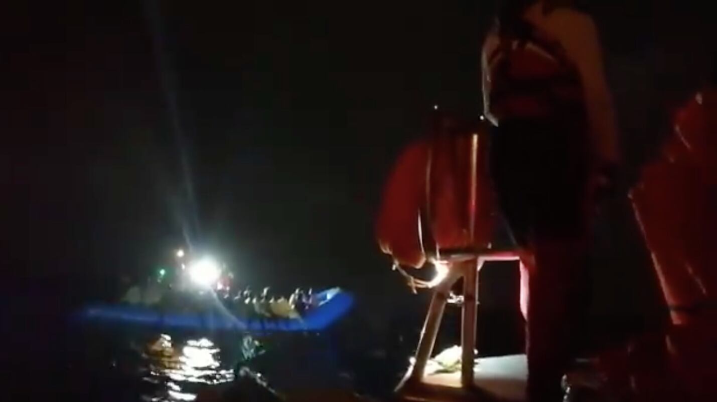Ocean Viking carica 176 migranti: "Arriveranno in Italia"