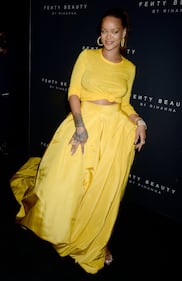 Rihanna bellissima in giallo per il lancio della sua linea Fenty Beauty 2