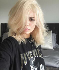 Kylie Jenner, scollatura hot su Instagram 16