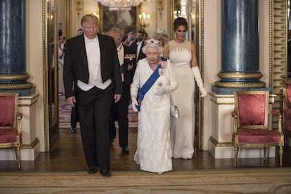 Melania Trump dalla regina con abito e guanti bianchi 6