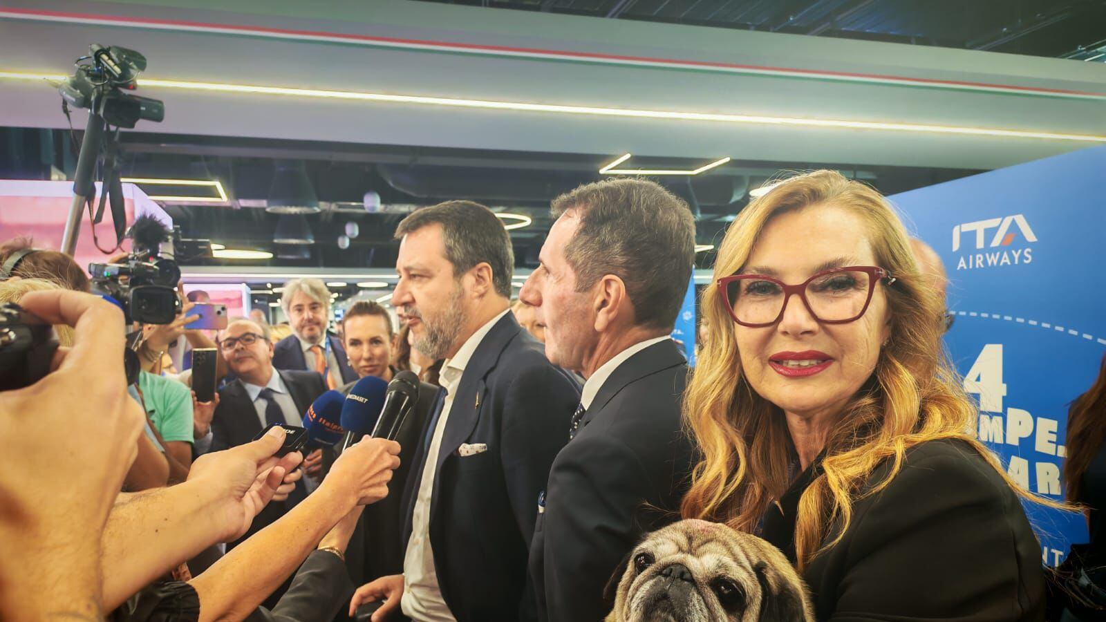 Il primo volo con i cani in cabina. Salvini: "Svolta per milioni di persone"