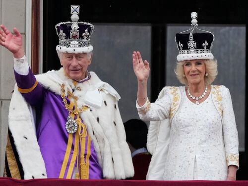 “Mancanza di trasparenza”. Critiche alla royal family per i gioielli di Meghan e Camilla