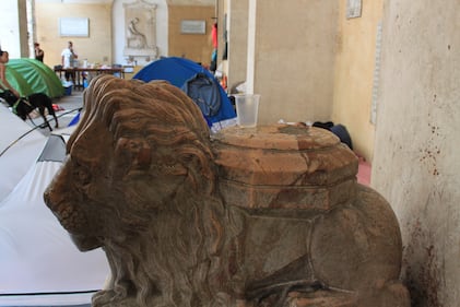 Dentro la basilica "occupata" dai movimenti per la casa 12