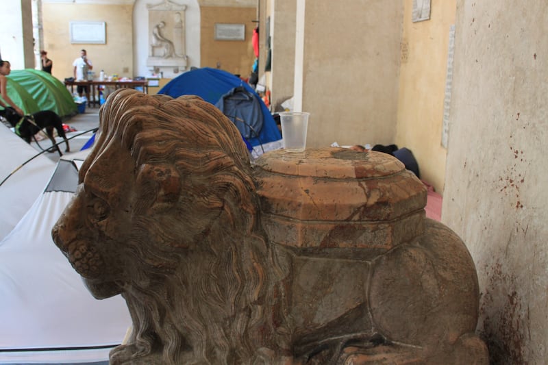 Dentro la basilica "occupata" dai movimenti per la casa 12
