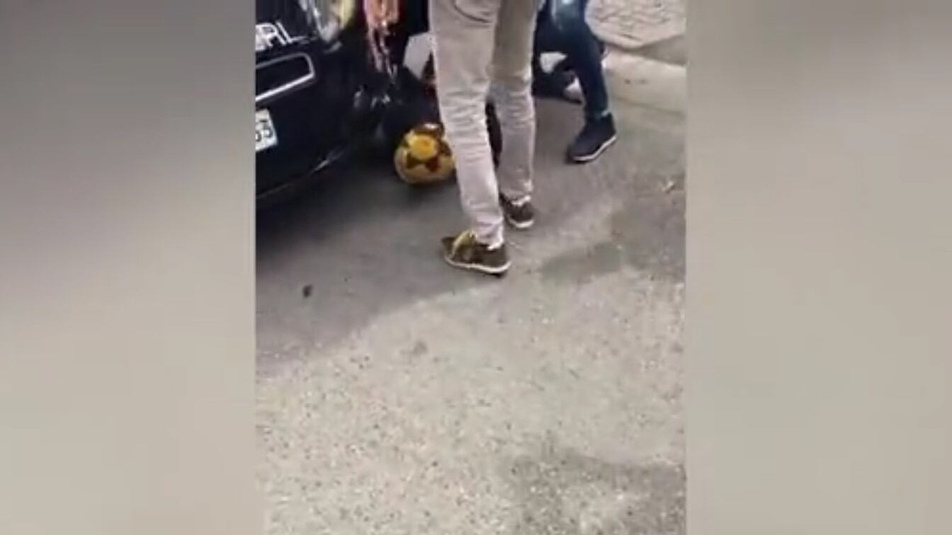 La furia del nigeriano in strada: pietre contro i passanti, poi le coltellate al militare