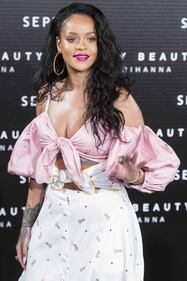 Rihanna, scollatura mozzafiato sul seno 8
