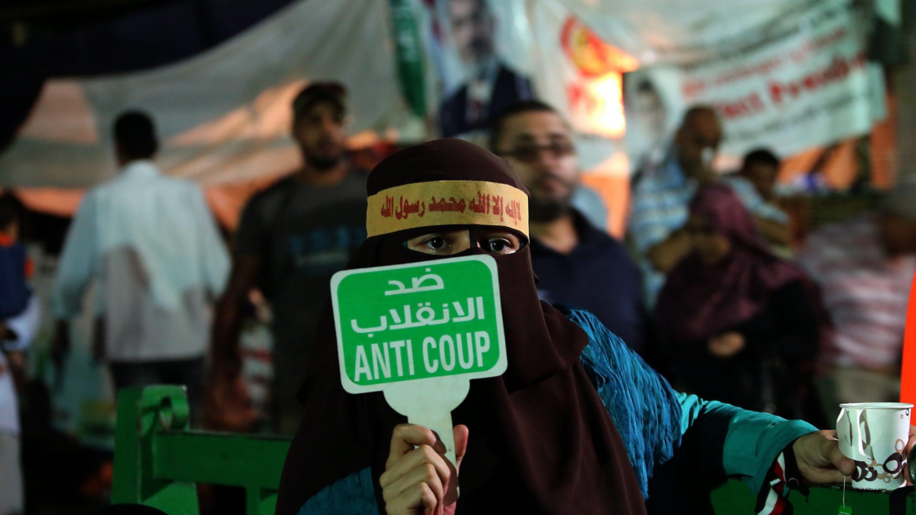 Egitto, attesi nuovi scontri. Morsi in custodia per spionaggio