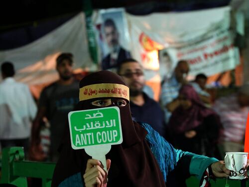 Egitto, attesi nuovi scontri. Morsi in custodia per spionaggio