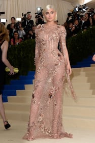 Kylie Jenner sexy alla finestra 29