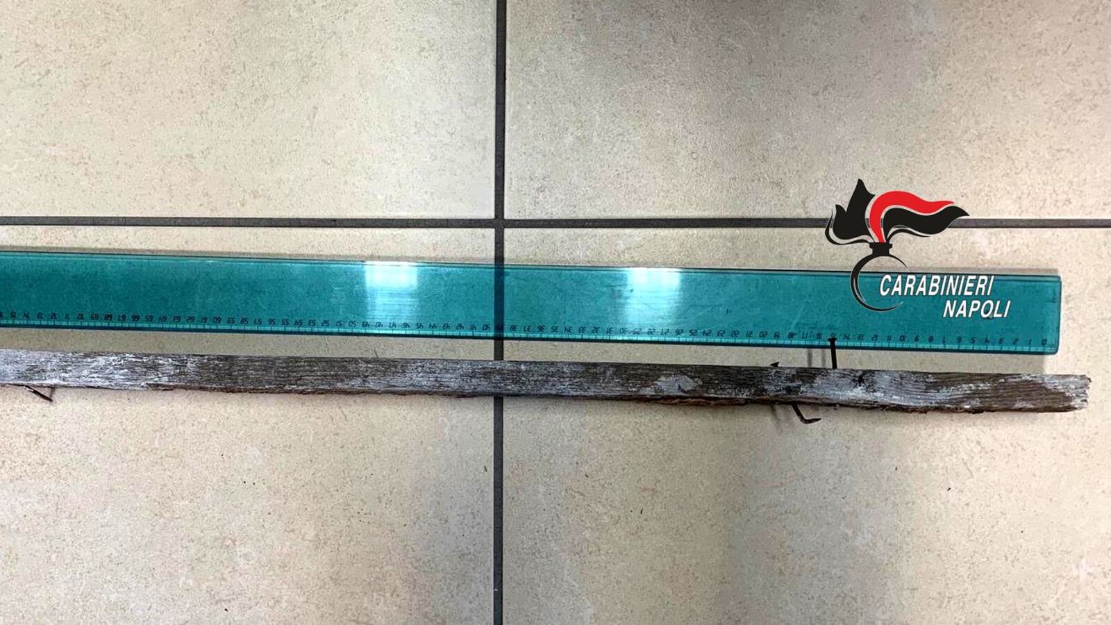 Non vuole le due trans come vicine di casa: le prende a bastonate