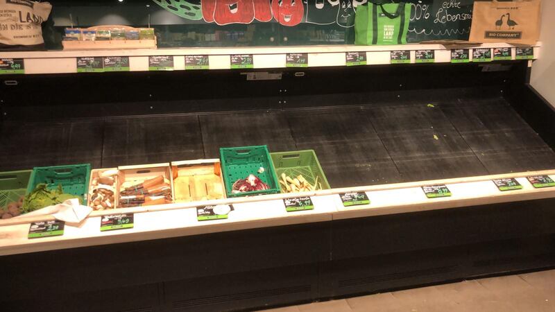 Coronavirus, le immagini dei supermercati presi d'assalto a Berlino 7