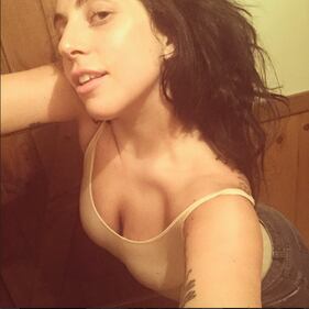 Lady Gaga nuda nella sauna 6