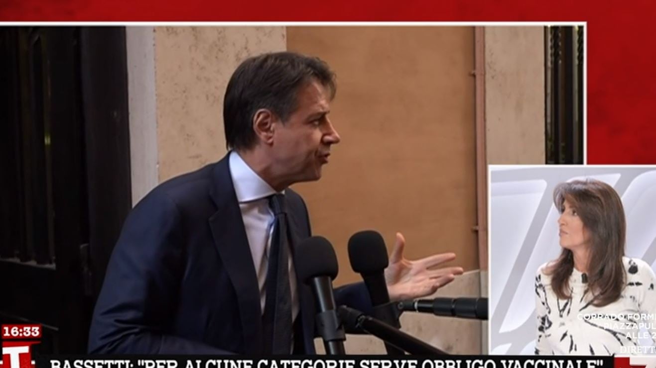 "Un gesto di sfida". Conte e quel sorriso che lo tradisce