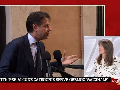 "Un gesto di sfida". Conte e quel sorriso che lo tradisce