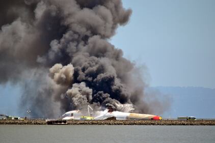San Francisco, aereo si schianta e va in fiamme 19