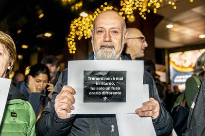 Milano, arriva la protesta dei pendolari: "#Adesso basta disservizi, cancellazioni e poca sicurezza" 1