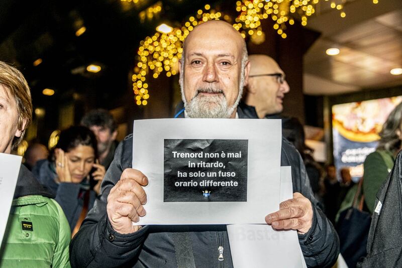 Milano, arriva la protesta dei pendolari: "#Adesso basta disservizi, cancellazioni e poca sicurezza" 1