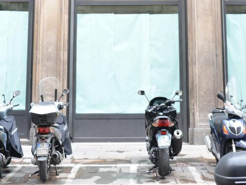 Duomo, nelle vetrine di Banca Ponti nasce il Turista-point